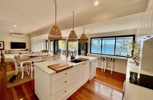 Smiths Lake House | Absolute Lakefront Retreat | Sleeps 10 | Pet Friendly | Kayaks & SUPs
