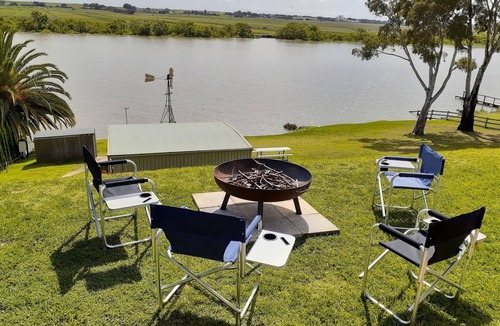 Seymour House | Absolute Murray River frontage four bedroom, two bathroom, airconditioned house.