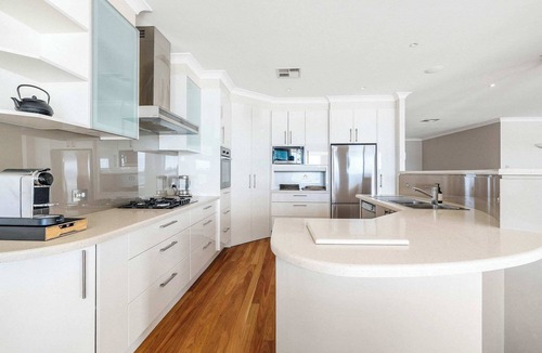 Point Clare House | Absolute Waterfront | Pool, Heated Spa, Sleeps 10.