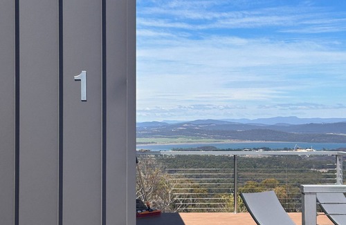 George Town Council Cabin | Accessible Eco Retreat | King Bed | Stunning Tamar Views (1)