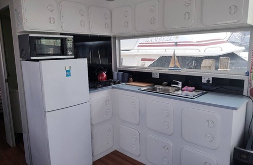 Erskine Boat Rental | ACCOMMODATION ONLY. Location - Mandurah Quay Resort and Boundry Island Brewery.