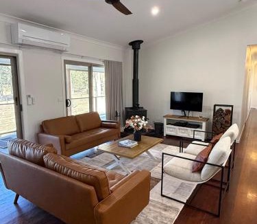 Allandale House | Acreage home on Lovedale Rd with EV and private vineyard
