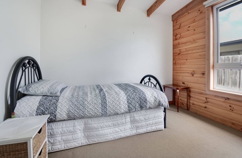 Indented Head House | Adams Retreat