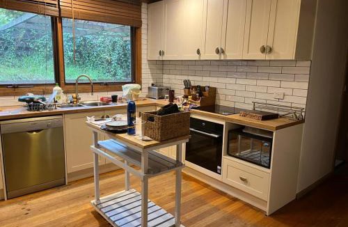 Bridgewater Apartment | Adelaide Hills Creek-Side Retreat