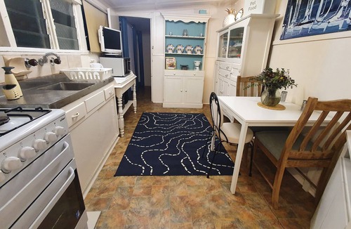 Prahran House | Adorable bungalow with free parking on premises
