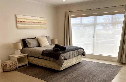 Orford Apartment | Adorable Studio next to cafe, walk to beach!