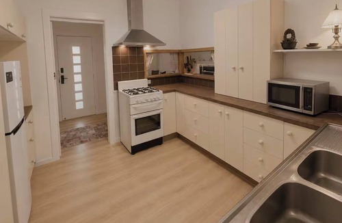 Glenroy House | Affordable 4BR Home Near CBD & Airport