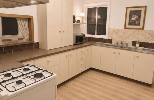Glenroy House | Affordable 4BR Home Near CBD & Airport