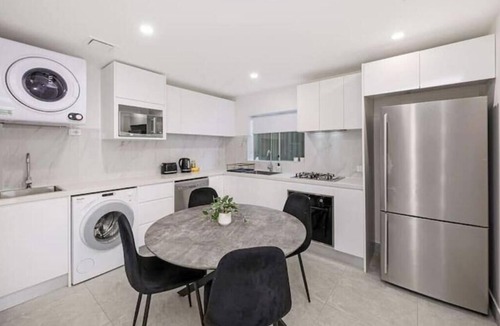 Merrylands West House | affordable modern getaway with parks/cafe nearby