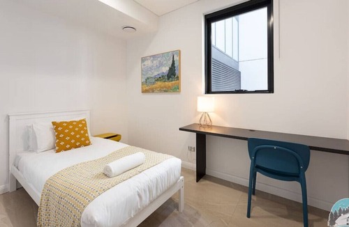 Lidcombe Apartment | Aircabin - Olympic Park - Cheerful - 3 Beds APT