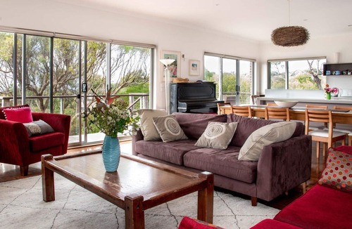 Surf Coast House | Airey's Central - Free WIFI & Pet Friendly.