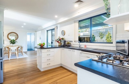 Shoal Bay House | Akoya House 122 Tomaree Rd Pet friendly linen air conditioning WiFi and boat parking
