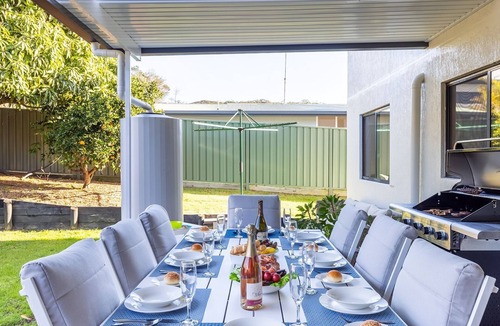 Shoal Bay House | Akoya House 122 Tomaree Rd Pet friendly linen air conditioning WiFi and boat parking