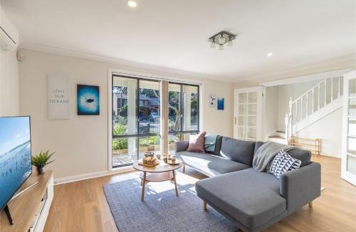 Shoal Bay House | Akoya House 122 Tomaree Rd Pet friendly linen air conditioning WiFi and boat parking