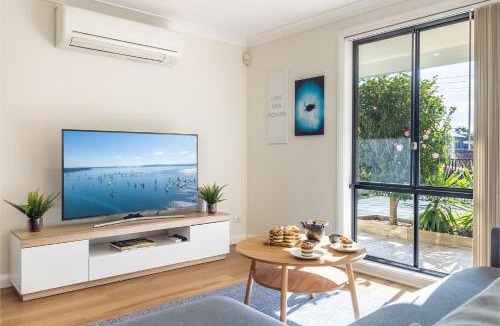 Shoal Bay House | Akoya House 122 Tomaree Rd Pet friendly linen air conditioning WiFi and boat parking