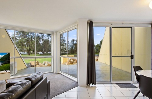 Lakes Entrance Apartment | Albacore | Comfortable Coastal Getaway