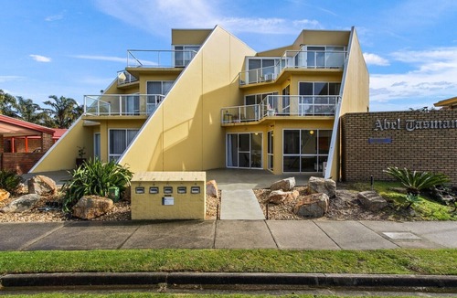 Lakes Entrance Apartment | Albacore | Comfortable Coastal Getaway