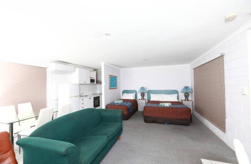 Lakes Entrance Hotel | Albatross Motor Inn