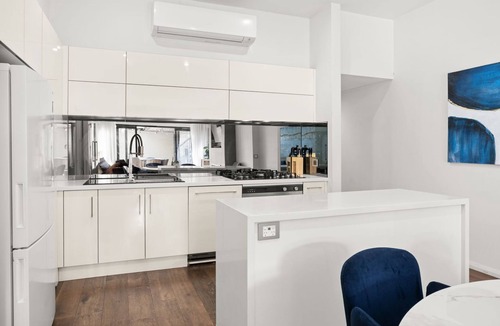 Albert Park House | Albertine House - beautiful single-fronted weatherboard Victorian home i