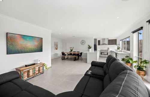 Torquay House | All Day Sunshine and Relaxation -Pet friendly