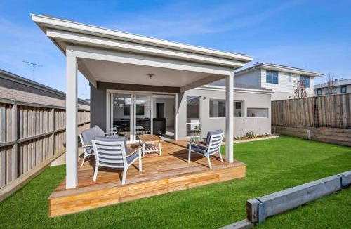 Torquay House | All Day Sunshine and Relaxation -Pet friendly