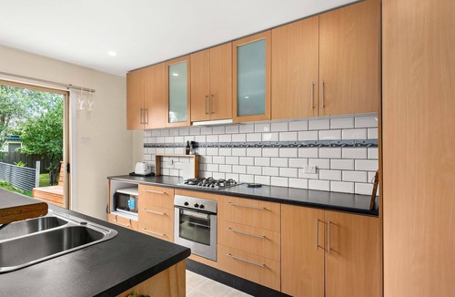 Portarlington House | Allawah Holiday Home Close to the Beach