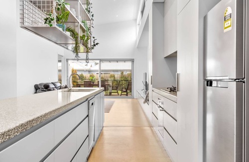 Port Fairy House | Alma on Barclay - Prime central location