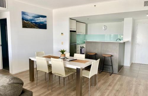 South Townsville Apartment | Altitude Eleven - Stadium & River Panorama