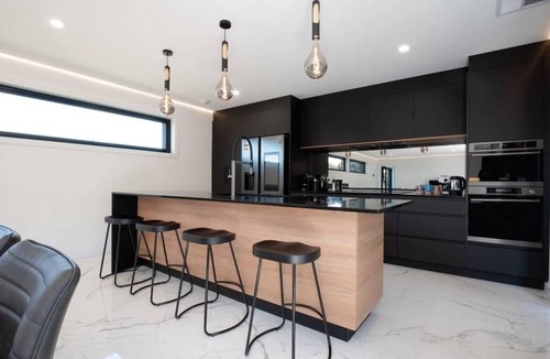 West Launceston House | Amali Retreat - stunning group/family stay