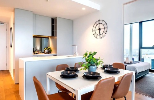 Melbourne Central Business District Apartment | Amazing Melbourne view from Level 73 with Parking, Gym, Pool, and Balcony.