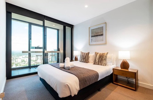 Melbourne Central Business District Apartment | Amazing Melbourne view from Level 73 with Parking, Gym, Pool, and Balcony.