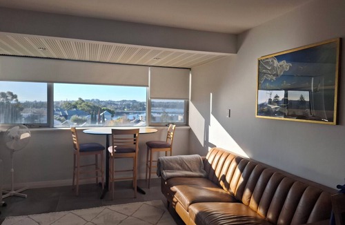 Fremantle Apartment | Amazing River Views- 2br Apartment -Free Parking in Fremantle near George Street
