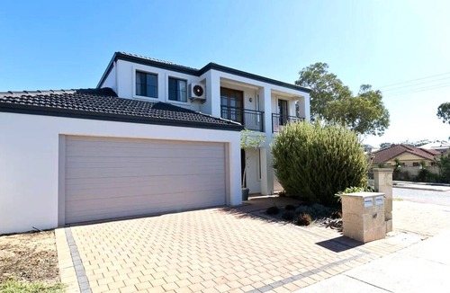 Doubleview House | Amazing spacious 4 bedroom,2 bathroom house perfect for event or family getaway.