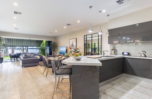 Corlette House | Ambience on the Waterfront , 14 Danalene Parade -