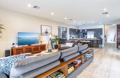 Corlette House | Ambience on the Waterfront , 14 Danalene Parade -
