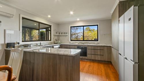 Lakes Entrance House | Anchored on Capes Upstairs - Family Retreat