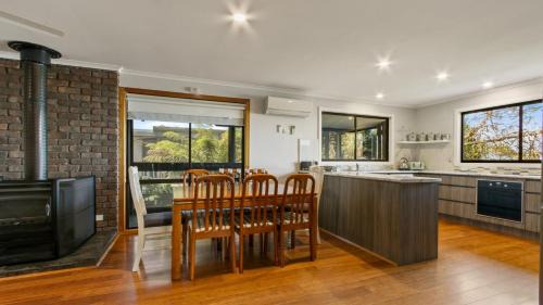 Lakes Entrance House | Anchored on Capes Upstairs - Family Retreat
