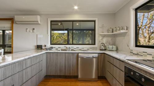 Lakes Entrance House | Anchored on Capes Upstairs - Family Retreat