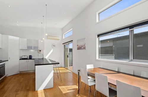 Torquay House | Anderson Central Townhouse - Walk to Shops & Beach