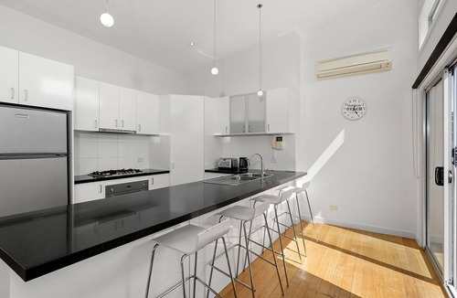 Torquay House | Anderson Central Townhouse - Walk to Shops & Beach