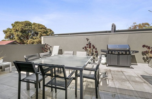 Torquay House | Anderson Central Townhouse - Walk to Shops & Beach