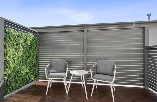 Torquay House | Anderson Central Townhouse - Walk to Shops & Beach