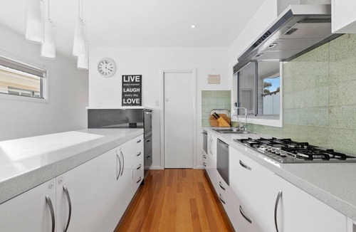 Torquay House | Anderson Pool Premium Walk to Beach & Shops