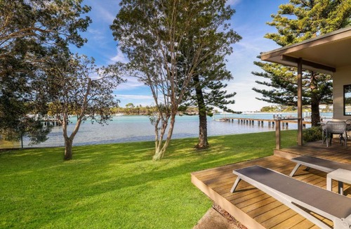Huskisson Villa | Anglesea Waterfront Bungalow with Spa Bath by Book Jervis Bay