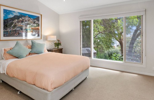 Barwon Heads House | "Anna Cara" resort style living with expansive estuary views.