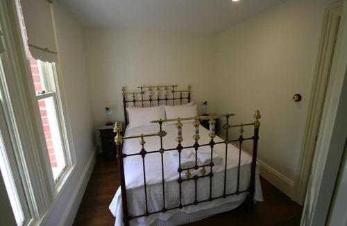 Hobart Central Business District House | Annies Garden Cottage
