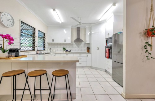 Anula House | Anula Homestead | Pet friendly yard by Tropical BNB