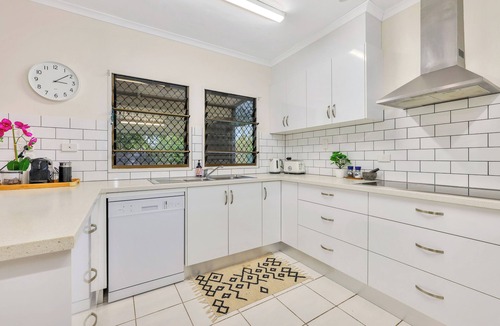 Anula House | Anula Homestead | Pet friendly yard by Tropical BNB
