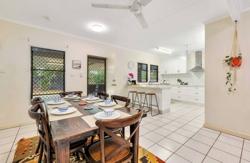 Anula House | Anula Homestead | Pet friendly yard by Tropical BNB