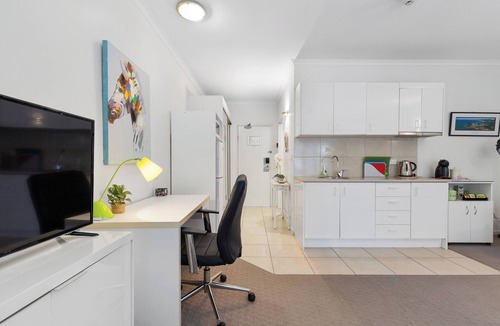 Port Douglas Apartment | Apart King & Double Sofa Bed Kitchenette Heated Pool WIFI Big TV Walk to Beach